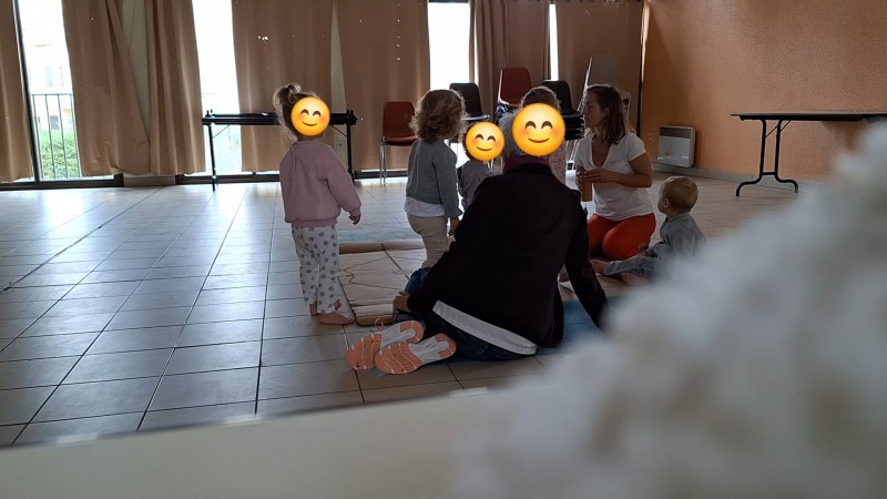 Le développement des interactions sociales grâce au Baby yoga dans les crèches,  Frejus, Var.