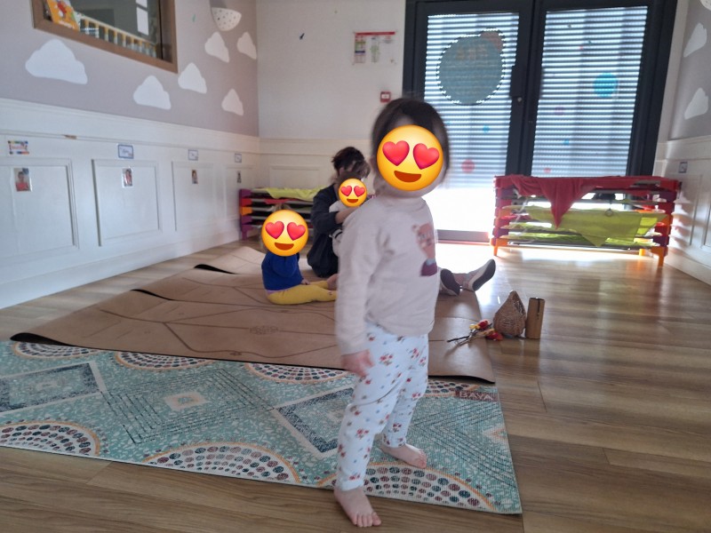 Est-ce que le yoga enfant s'intègre dans les crèches adoptant l'itinérance ludique, près de Saint-Raphaël dans le Var ?