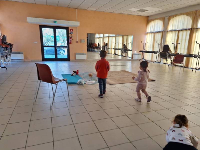Séances de yoga dans les écoles pour développer les capacités physiques des enfants à Roquebrune sur Argens